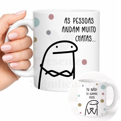 Caneca branca com texto e ilustrações simples a preto e pontos coloridos.