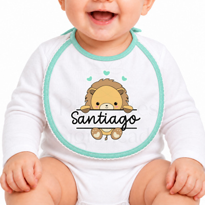 Babete branco com bordas verdes e desenho de leão com o nome Santiago