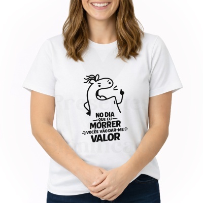 T-shirt branca com estampa preta e frase em português