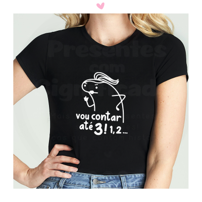 T-shirt preta com estampa branca e texto em português.
