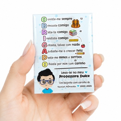 Placa quadrada azul com mensagem de agradecimento a professoras e ilustrações coloridas