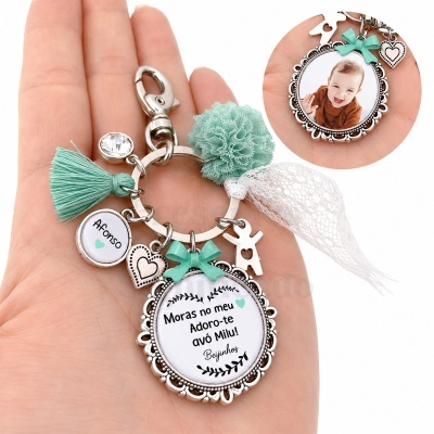 Porta-chaves prateado com pendentes e textos personalizados, incluindo foto de criança.