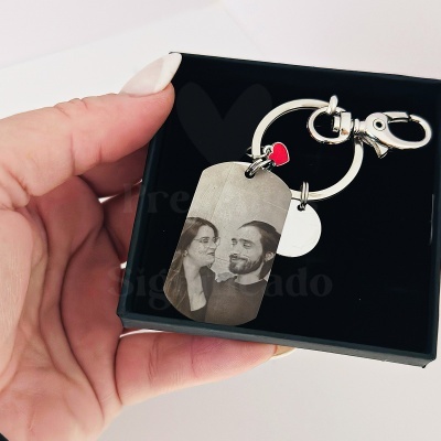 Porta-chaves metálico com foto personalizada e pingente vermelho em caixa preta
