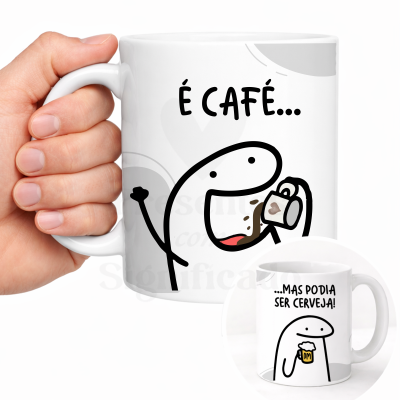 Caneca branca com desenhos de personagem e texto humorístico sobre café e cerveja.