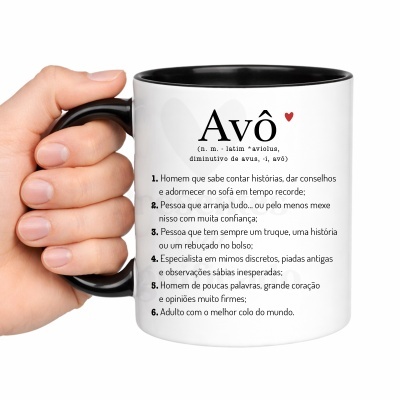 Caneca branca com texto em português sobre o avô e coração vermelho