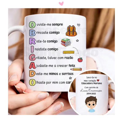 Caneca branca com texto acróstico OBRIGADO em cores e imagens escolares, dedicatória e ilustração de menino no verso