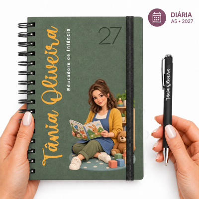 Agenda diária A5 verde com ilustração de educadora de infância e caneta preta personalizada