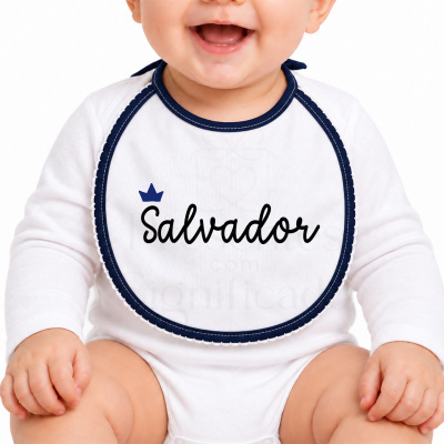 Babete branco com borda azul escura e texto Salvador em preto em bebé