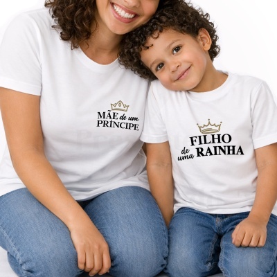 T-shirts brancas com textos MÃE de um PRÍNCIPE e FILHO de uma RAINHA em preto e coroas douradas