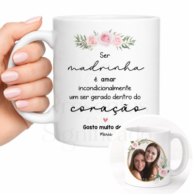Caneca branca com flores rosas, texto em português e foto de duas mulheres sorrindo