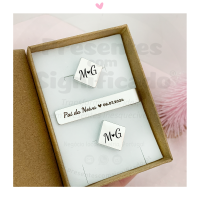 Par de botões de punho prateados gravados com iniciais e placa retangular com texto para Pai da Noiva