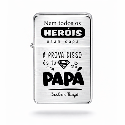 Isqueiro metálico prateado com texto preto personalizável para o Dia do Pai.