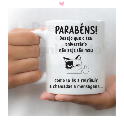 Caneca branca com mensagem de aniversário em português e ilustração de gato, segurada por duas mãos