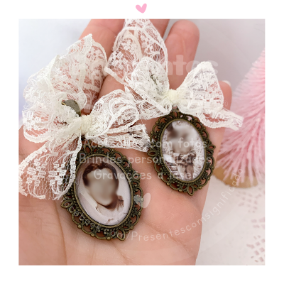 Dois medalhões vintage com fotos protegidas por vidro e laços de renda branca