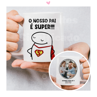 Caneca branca com ilustração de super-herói e texto em português, de dois lados diferentes.
