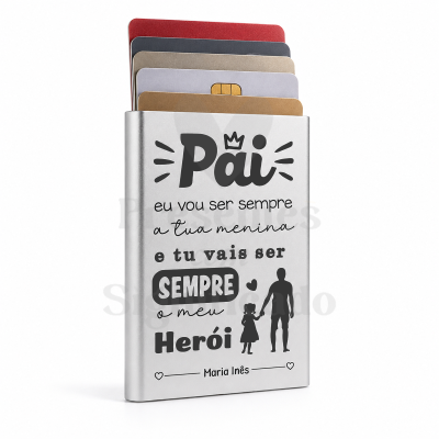 Carteira metálica prateada com mensagem para o pai, cartões coloridos visíveis na parte superior