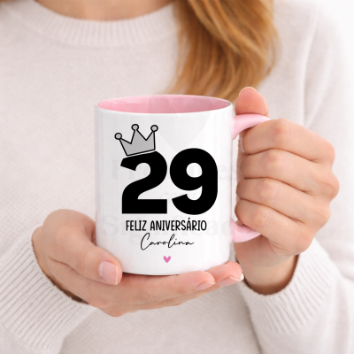 Caneca branca e rosa com número 29, coroa e texto de feliz aniversário
