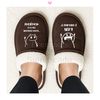 Pantufas castanhas com interior de pelúcia e texto divertido em branco