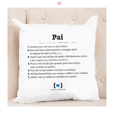 Almofada branca com texto impresso sobre o significado de 'Pai'