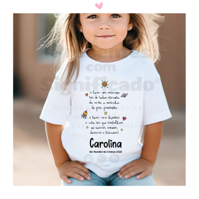 Criança com t-shirt branca personalizada com texto e desenhos coloridos
