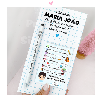Cartão branco com mensagem para educadora Maria João e caneta branca com mensagem