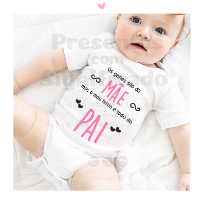 Body branco para bebé com texto impresso 'Os genes são da MÃE mas o meu feitio é todo do PAI'