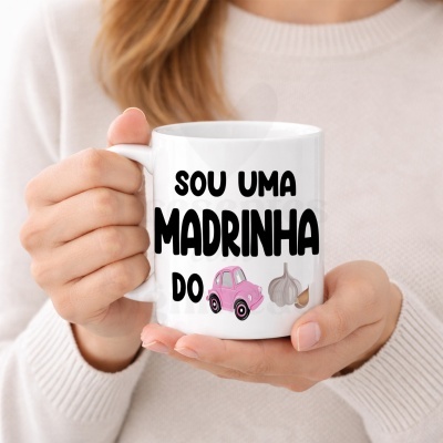 Caneca branca com texto SOU UMA MADRINHA DO e desenhos de carro cor-de-rosa e alho