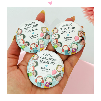 Três bottons redondos com ilustrações de crianças e texto em português