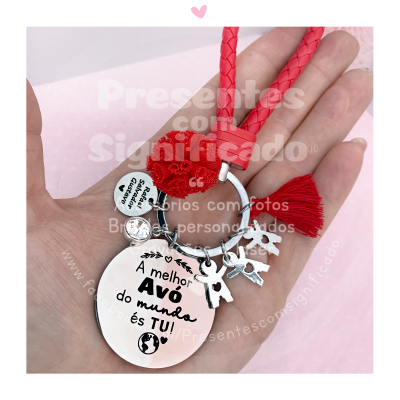 Colar com pendentes metálicos e fio vermelho trançado com tassel