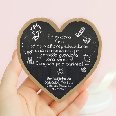 Placa coração preta com mensagem para educadora Aida com desenhos de giz