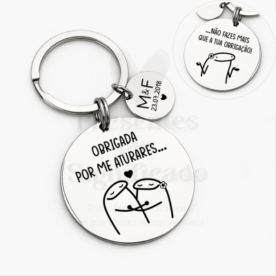 Porta-chaves metálico com mensagens em português e desenhos de personagens simples.