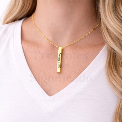 Colar dourado com pendente retangular gravado com nome e data