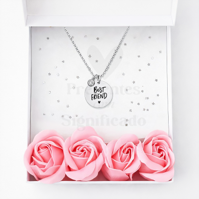Colar prateado com pendente redondo e texto Best Friend, em caixa branca com estrelas prateadas e rosas cor de rosa