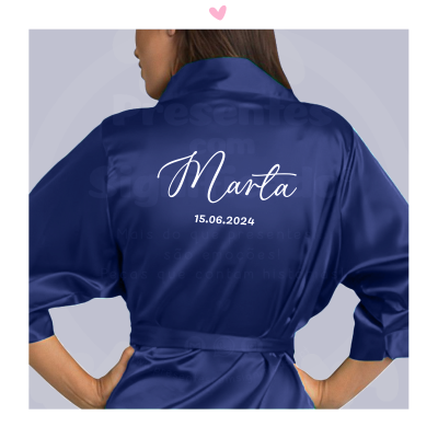 Robe azul de cetim com texto personalizado branco nas costas.