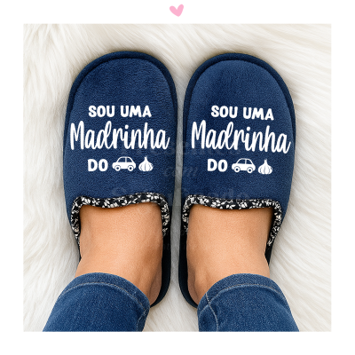 Chinelos azuis com texto branco e imagens, usados em pés com jeans