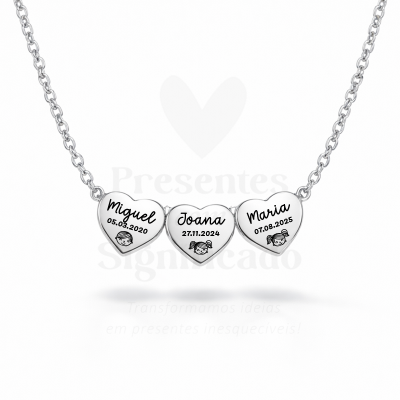 Colar prateado com três corações gravados com nomes, datas e ícones de crianças