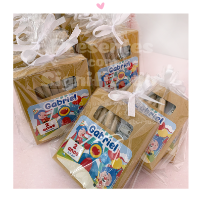 Caixas de lápis com etiqueta colorida e laço branco