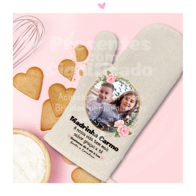 Luva de cozinha bege com imagem personalizada e texto, biscoitos coração, fouet e farinha sobre fundo rosa