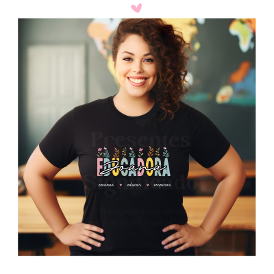 Mulher sorridente a usar t-shirt preta com estampa colorida da palavra Educação e desenhos variados