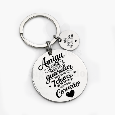 Porta-chaves metálico prateado com texto gravado em português