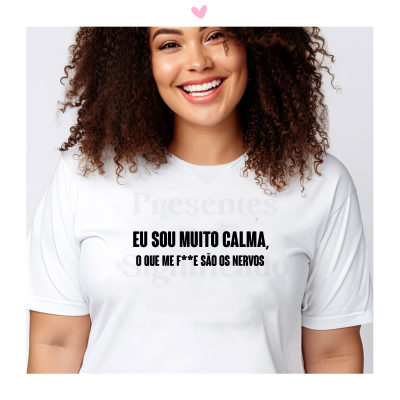 mulher sorridente de cabelo encaracolado vestindo t-shirt branca com texto preto