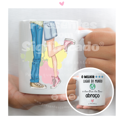 Caneca branca com ilustração de pernas de casal e texto sentimental em português