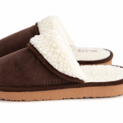 Pantufas castanhas com interior branco felpudo