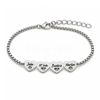 Pulseira prateada com corações gravados com nomes e rostos desenhados.