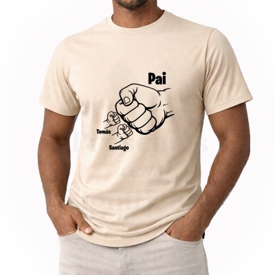 T-shirt bege com estampa de punhos fechados e texto Pai, Tomás, Santiago