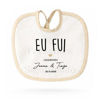 Babete branco com borda bege e texto impresso para casamento.