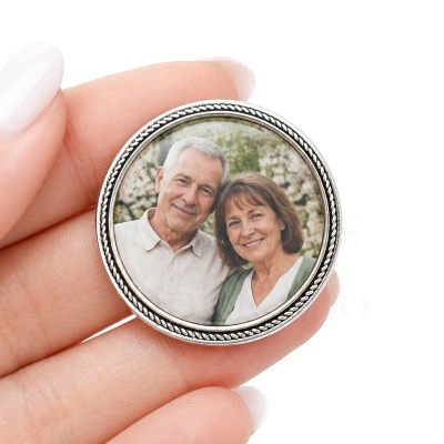 Medalhão redondo com foto de casal idoso em fundo de árvores