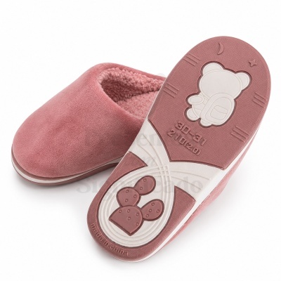 Chinelos rosa felpudos com sola antiderrapante e desenho de urso e cacto