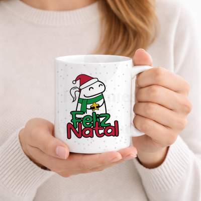 Caneca branca com desenho e texto de Natal segurada por uma pessoa