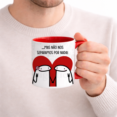 Caneca branca com interior vermelho, ilustrada com bonecos e texto em português